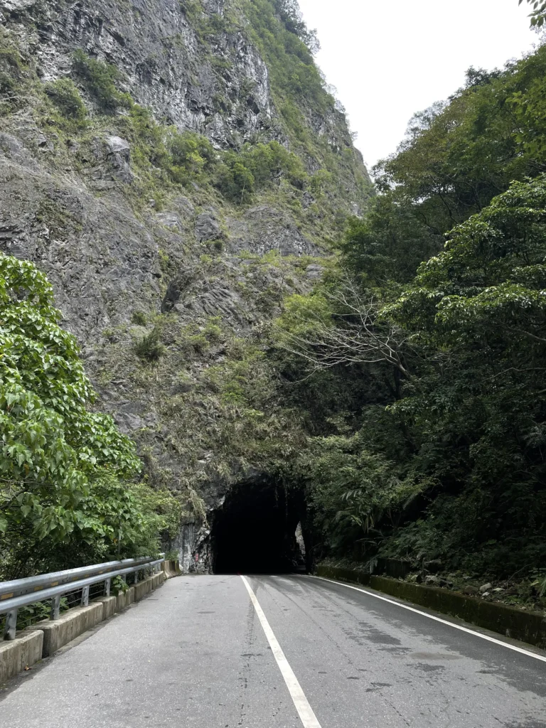 The tunnel in the street